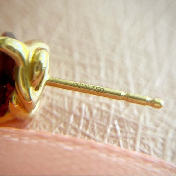 David Yurman Chatelaine Garnet Heart Stud Earrings
18K Yellow Gold - Picture 11 of 16